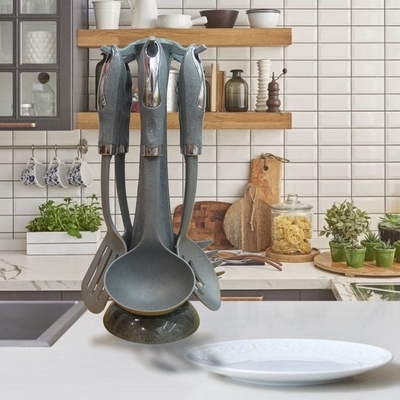 Kookstel van roestvrij staal met een gesloten Turnerlepel voor keukengereedschap