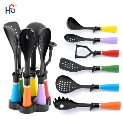 Essentials voor het koken op tafel 7-delige plastic kookgereedschap voor een milieuvriendelijke keuken